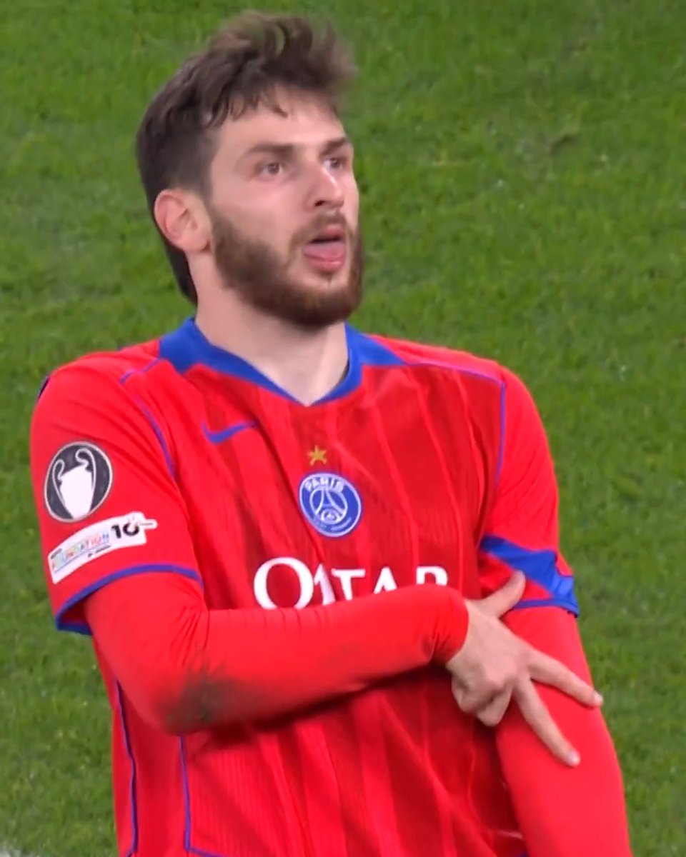 Kvaratskhelia, UEFA Şampiyonlar Ligi’nde sezonun oyuncusu seçildi.
