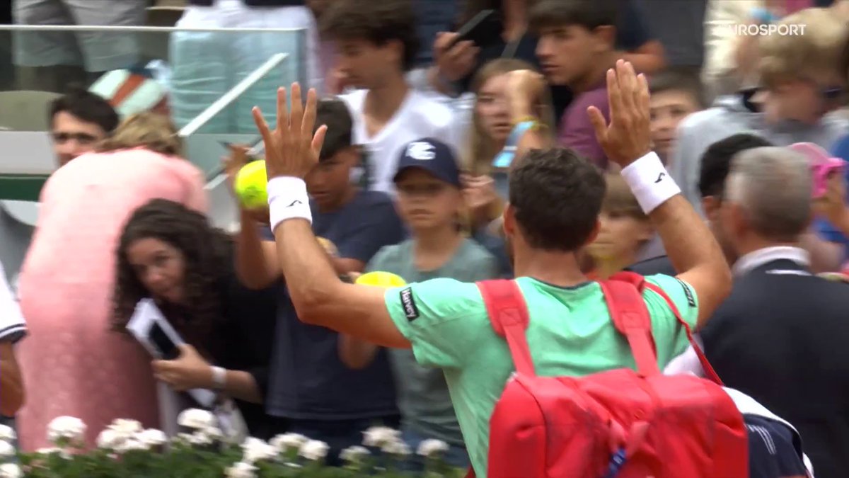 Pocas ovaciones más merecidas que ésta a Pablo Carreño. Tras años de lesiones y dificultades, a sus 34 años se ha quedado a un set de cuartos de final. Solo un contratiempo físico y el empuje de Jódar lo ha impedido 🧡 #RolandGarros