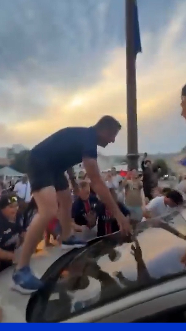 Victoire du PSG: un député filmé en train de monter sur le capot d'une voiture lors des célébrations