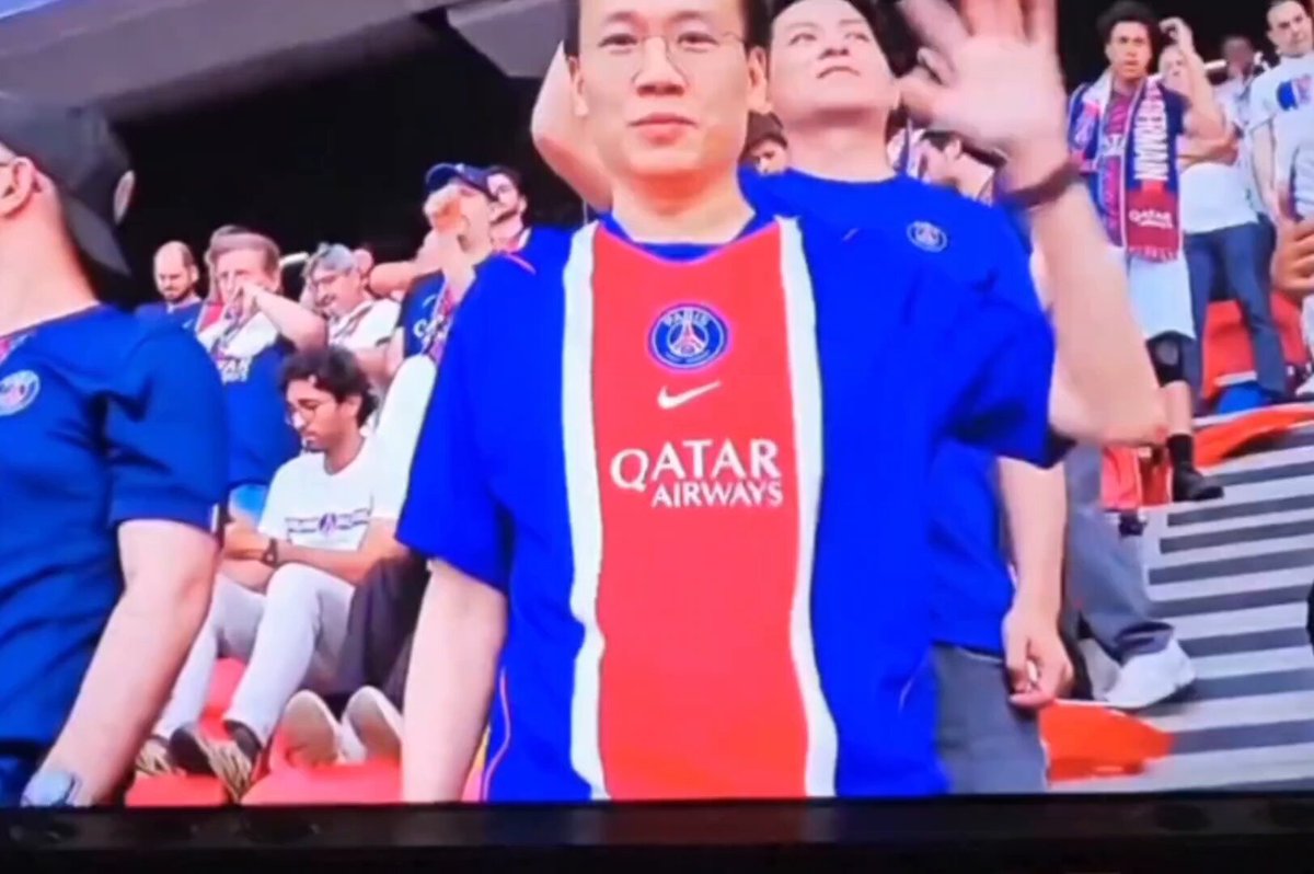 Il momento in cui la tua squadra si prepara a battere i rigori in una finale di #ChampionsLeague. La differenza tra un turista e un tifoso. A voi il tutorial definitivo.