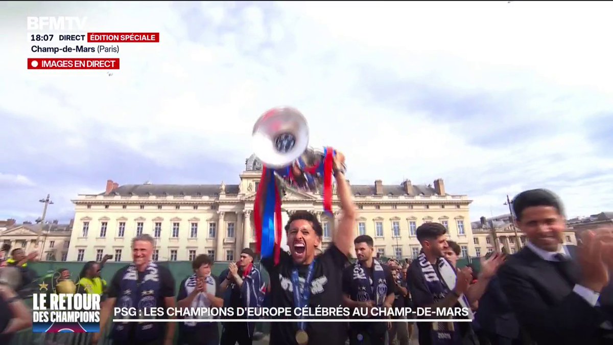 🚨🚨 LES CHAMPIONS D'EUROPE PARISIENS SONT ACCUEILLIS EN LÉGENDES AU CHAMP-DE-MARS !!! ❤️💙 QUELLES IMAGES !!! 🤩
