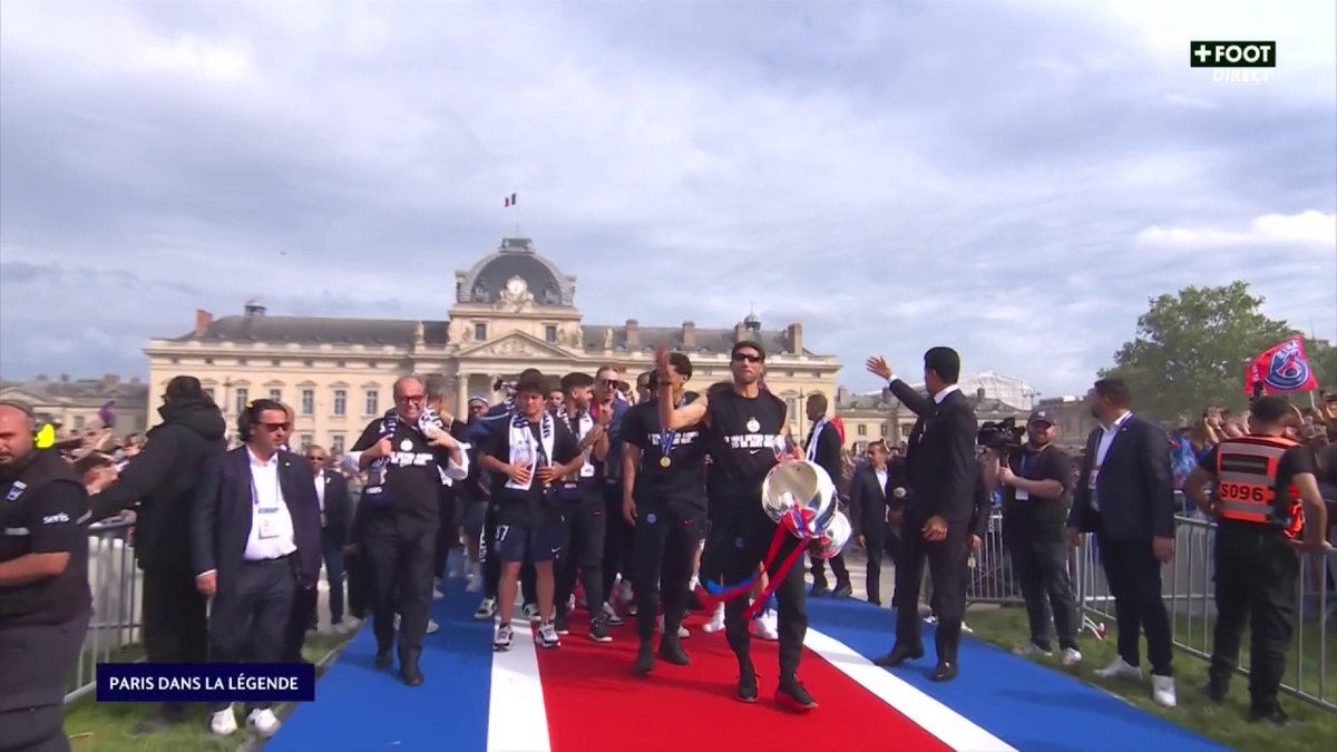 La parade des joueurs du PSG débute sur le Champ-de-Mars avec le trophée de la Ligue des champions 🤩 Quelles images ! 🏆 #UCLFinal