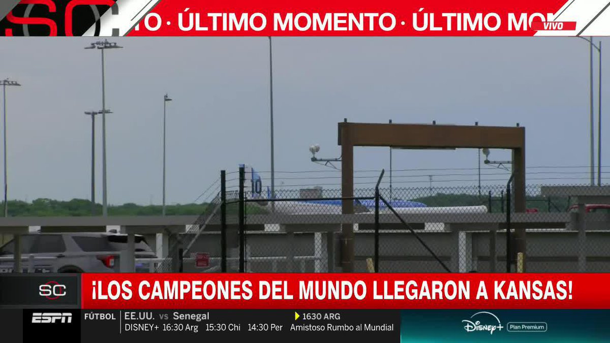 ¡¡LA SCALONETA YA ESTÁ EN TIERRAS MUNDIALISTA!! El avión de la Selección Argentina aterrizó en el aeropuerto de Kansas City. 📺 #SportsCenter | #DisneyPlus Plan Premium