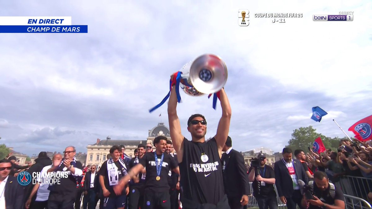 🔴🔵Achraf Hakimi 🇲🇦 soulève sa troisième Ligue des Champions 🏆Faisant de lui le joueur africain le plus titré de l'histoire 🤩