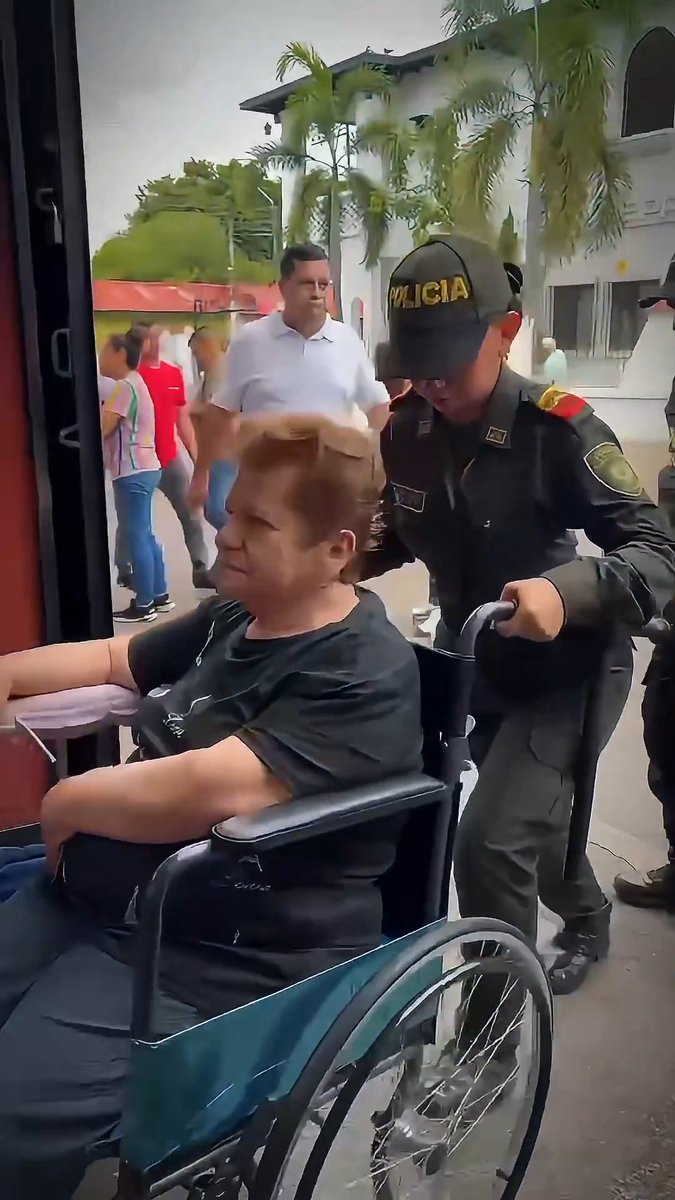 ยก๐ฉ๐ข๐ง๐ข ๐ฆ๐๐๐จ๐ฅ๐ข! Quiero enviarle un mensaje a todos los colombianos: estamos preparados para acompaรฑarlos, protegerlos y garantizar que puedan ejercer su derecho al voto. Junto al seรฑor Mindefensa y nuestras Fuerzas Militares de Colombia, trabajamos en todo el territorio nacional para que este certamen electoral transcurra con normalidad. ยก๐ฆ๐ผ๐บ๐ผ๐ ๐น๐ฎ ๐ฃ๐ผ๐น๐ถ๐ฐรญ๐ฎ ๐ฑ๐ฒ ๐น๐ผ๐ ๐ฐ๐ผ๐น๐ผ๐บ๐ฏ๐ถ๐ฎ๐ป๐ผ๐! #S2D #Seguridad #SeguridadYDemocracia2026