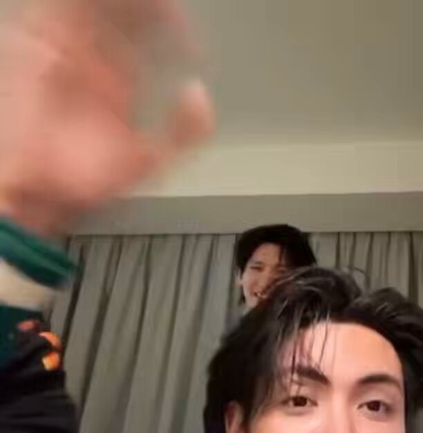 Esto fue muuy sospechoso de tu parte Naravit 🫪 Joong dijo que cuando se quito la camisa, nadie lo detuvo porque nadie se pone posesivo Y POND: “Sí, no me gusta que otras personas sean posesivas conmigo” pero se quedó pensando y le sonrió a la nada 🤨 TODOS SABEMOS EN QUIEN PENSÓ