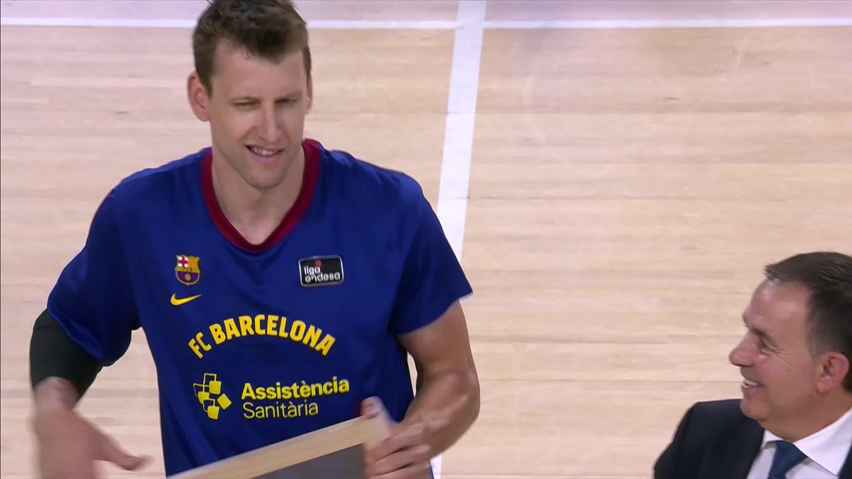 🏀 Barcelona'dan Jan Vesely'e veda! 👀 Sezon bitiminde emekliye ayrılacak olan Vesely, İspanya Ligi'ndeki Valencia maçı öncesinde ayakta alkışlandı.