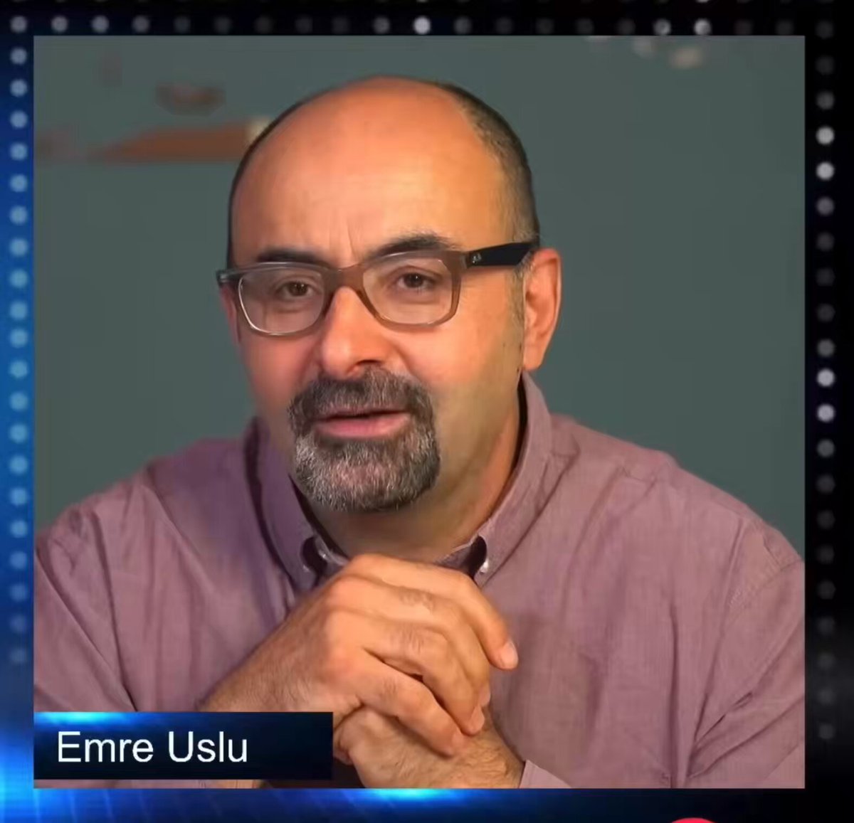 Emre Uslu: Kemal Kılıçdaroğlu İle Görüştüm AKP’nin hedefindeki gazeteci Emre Uslu (Emre Uslu, PhD), Kemal Kılıçdaroğlu (Kemal Kılıçdaroğlu) ile olan irtibatını anlattı. 💢Eğer benimle irtibat kurmak bir “fetöcülük” yapıyorsa, Kemal Kılıçdaroğlu ile görüştüm. Hemde partisindeki merkez ofisinde görüştüm. 💢Babam vefat ettikten sonra, Kemal Kılıçdaroğlu aradı başsağlığı diledi. 💢 Kemal Kılıçdaroğlu’nun bugün çıkıp, “özür diliyorum” falan, geç bunları. Danışmanlarında vardı, O da vardı, Bu da vardı. 💢Bu sana Saraydan ihale edilmiş bir metindi, sen onu orda okudun.