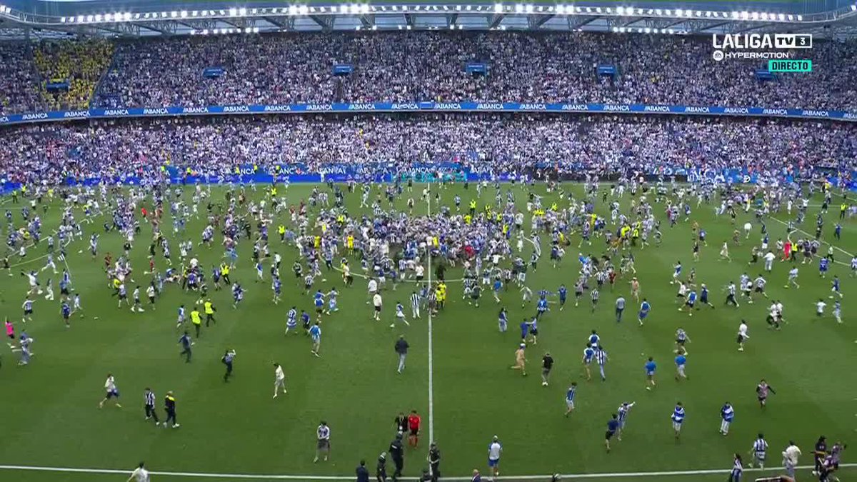 ESTO ES EL DÉPOR. ESTO ES UN HISTÓRICO. ESTO ES VOLVER TRAS HABER TOCADO EL INFIERNO ❤️‍🩹 INVASIÓN DE CAMPO HISTÓRICA EN RIAZOR 🔵⚪ #LALIGAHYPERMOTION