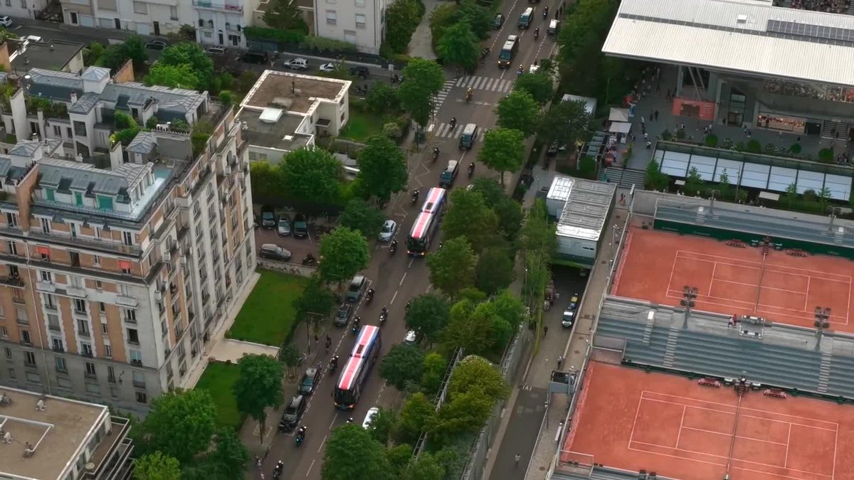 Our neighbors Paris Saint-Germain heading to the Parc des Princes to celebrate 🎊 #RolandGarros