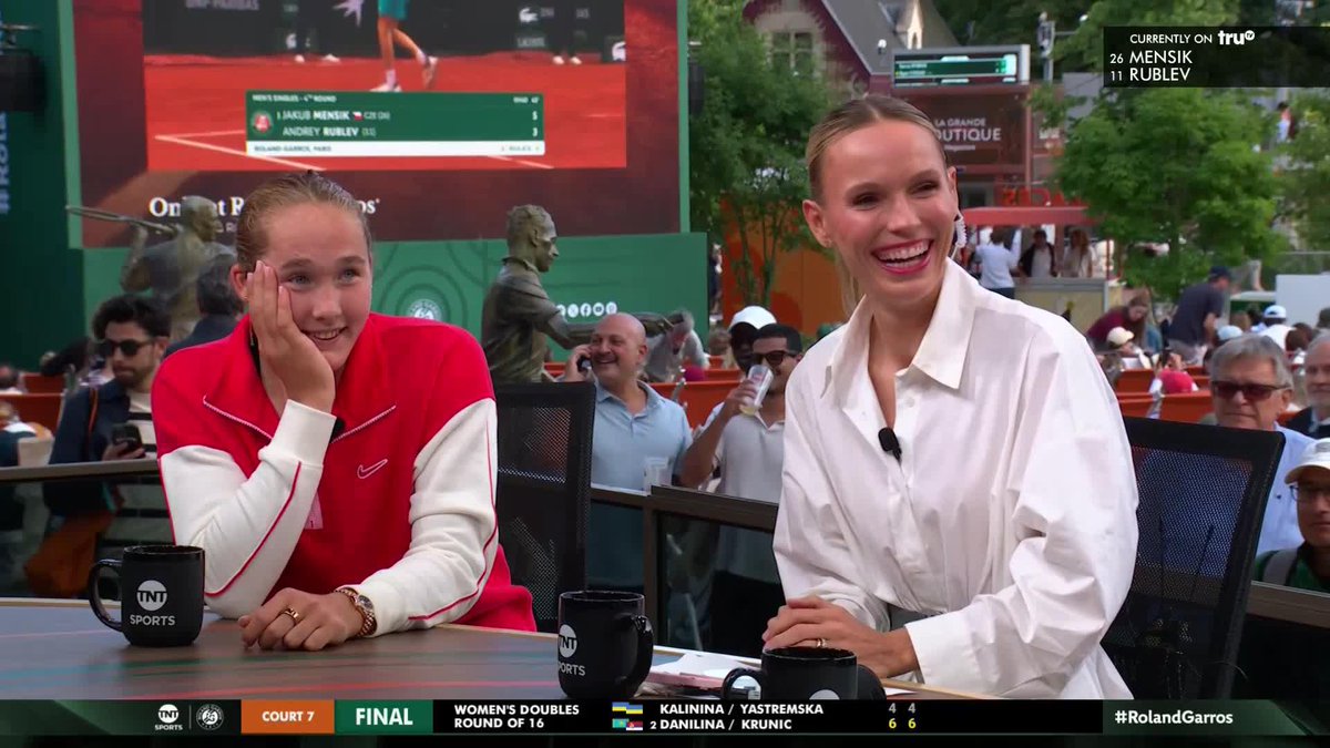 This moment between @carowozniacki and Mirra Andreeva 🥹🥹 #RolandGarros