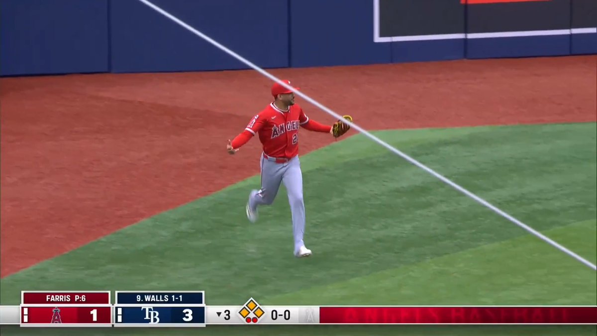 ¡ALERTA DE ROBO EN LOS JARDINES... PERO ROBO DE GRAND SLAM! 😱 José Siri con tremenda atrapada de una pelota que iba más allá de la valla.