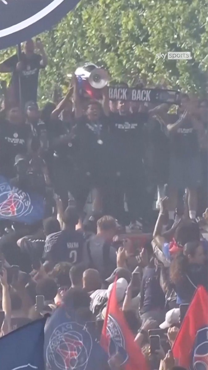 PSG celebrate winning the 2026 UEFA Champions League with their fans in Paris! 🎉