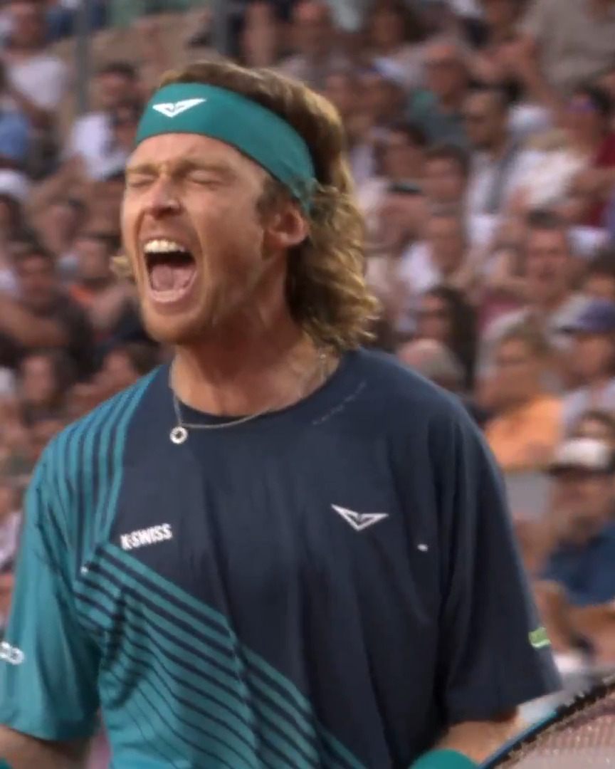 What this break means! Rublev steps in just in time to deny Mensik the set 🔥 #RolandGarros