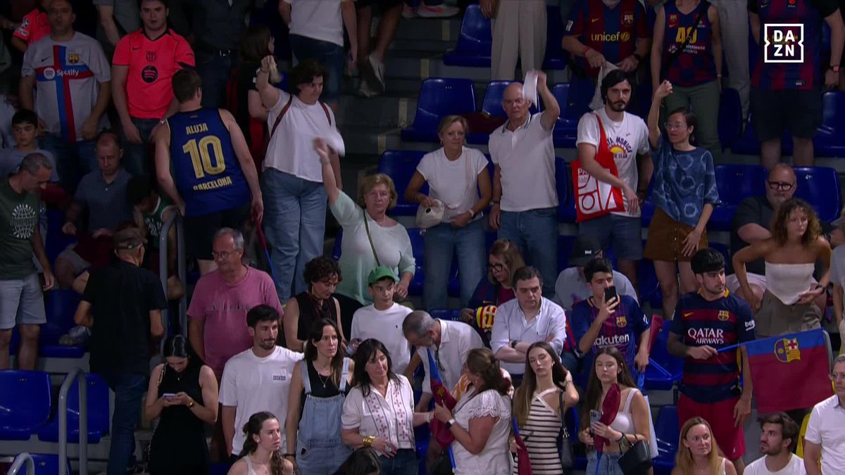 Pañuelos en el Palau Blaugrana tras la derrota 🗣️ Valencia Basket acaba segundo en la fase regular, el FC Barcelona es quinto 🟠 #LigaEndesaxDAZN 🏀