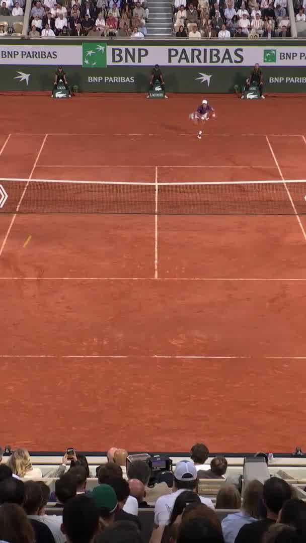 João Fonseca with a picture perfect backhand down the line against Ruud at Roland Garros. Brilliant serve to open up the court. Exceptional backhand placed right on the line. 19 years old &amp; looking totally unfazed by the occasion. Incredible. 🇧🇷😮‍💨