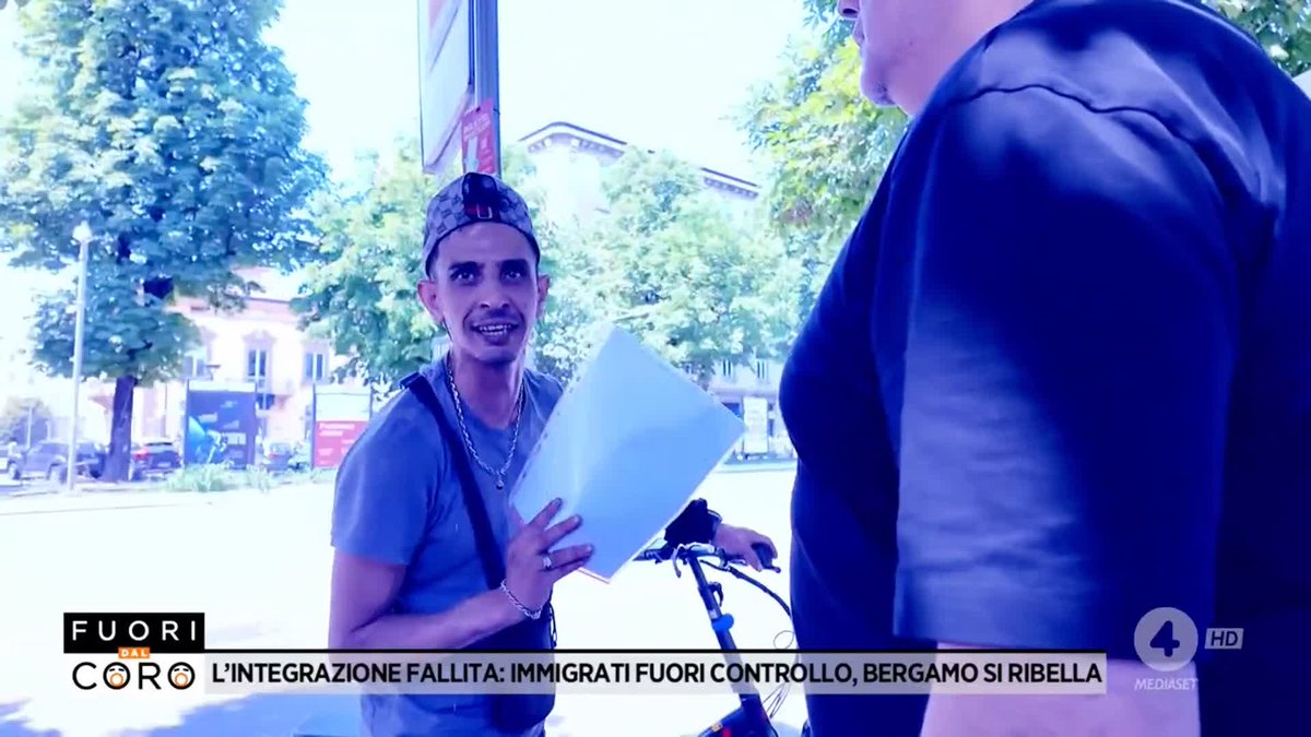 "Adesso ti gonfio! Avrai problemi con me!" Le minacce di un marocchino a #Bergamo nei confronto della nostra troupe. E poi gli immigrati spacciatori che offrono sostanze ai minorenni e insultano l'Italia Il servizio di Cristina Mastrandrea a #Fuoridalcoro è su Mediaset Infinity