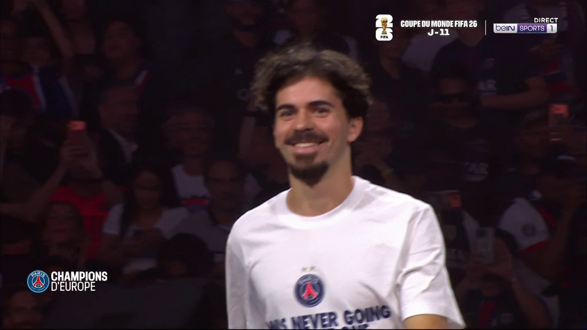 L'HOMME DU MATCH DE LA FINALE FAIT SON ENTRÉE SUR LA PELOUSE DU PARC. 🔥 VITOR MACHADO FERREIRA VITINHAAAAA 🇵🇹