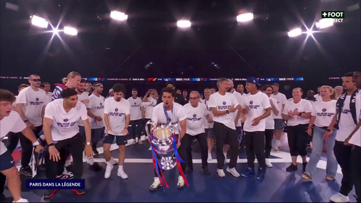 MAIS OUIIIIIII !!! 😍 MARQUINHOS 🇧🇷 ET LES JOUEURS DU PSG SOULÈVENT LE TROPHÉE DE LA LIGUE DES CHAMPIONS AU PARC DES PRINCES. 🏆 BACK 2 BAAAAAAAACK. ❤️💙