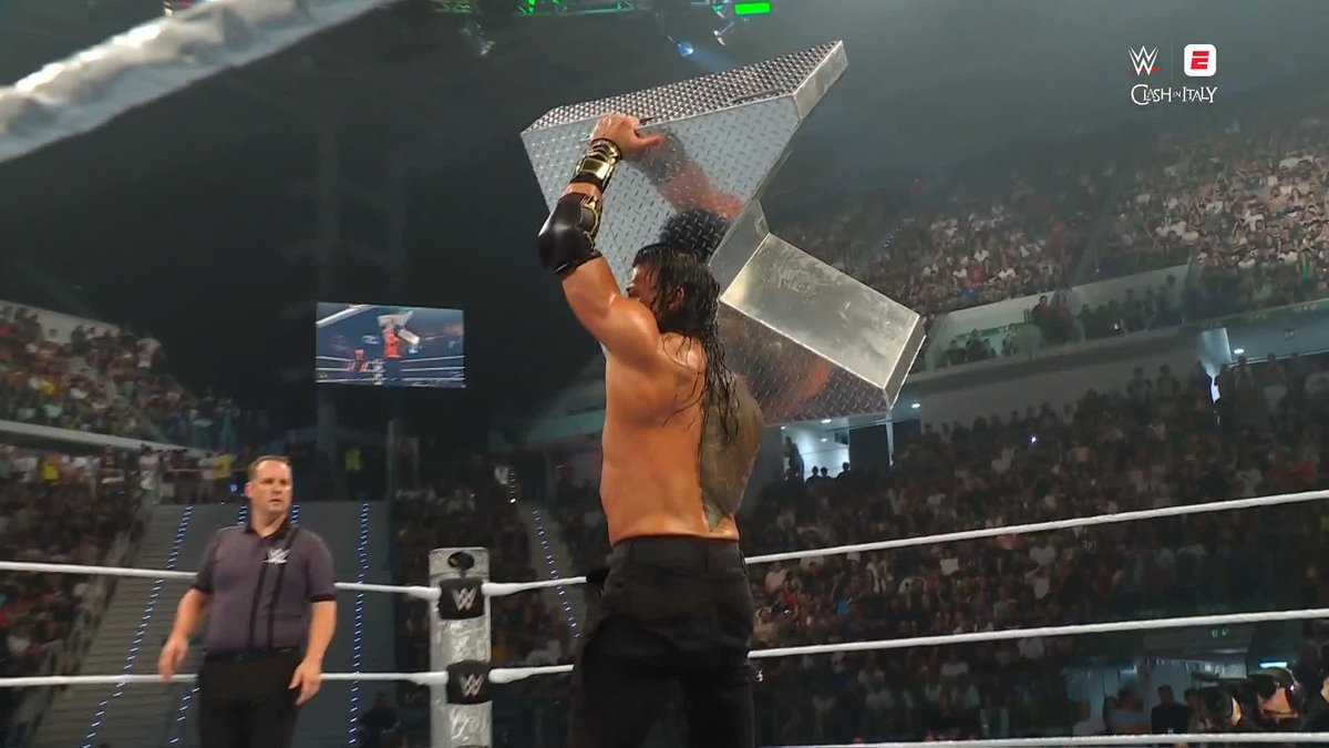 Roman Reigns throws the STEEL STEPS right at Jacob Fatu's head!! 😱