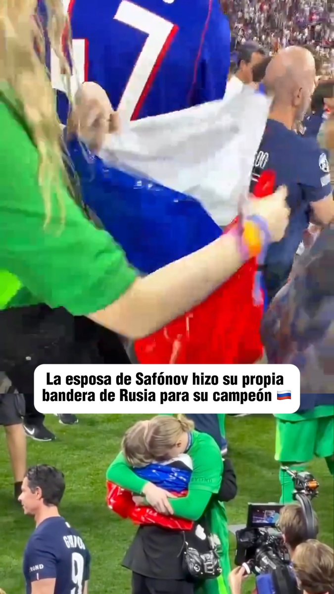 NO permiten la entrada de banderas rusas 🇷🇺 y la esposa de Matvéi Safónov creó la suya con bolsas de plástico. Al final... así festejó en el campo con su campeón. 🥹 (vía sportonercom)
