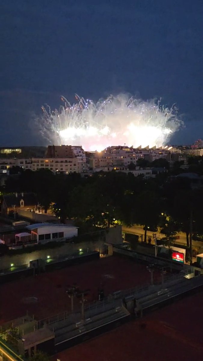 You can see PSG's Champions League celebrations from Court Philippe-Chatrier at Roland Garros 🧨🎉