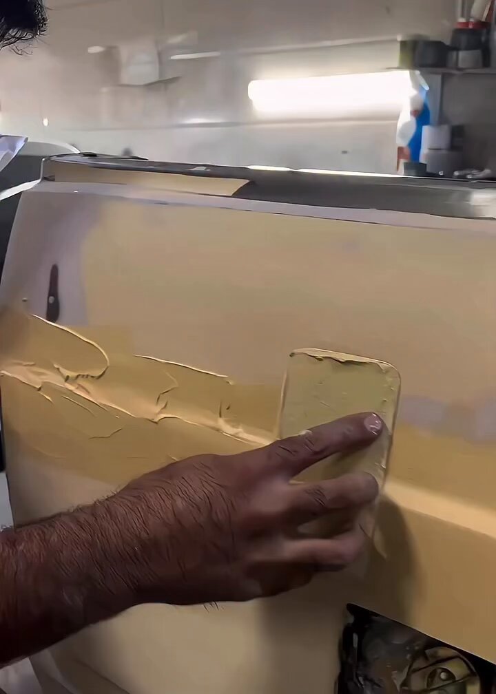 Dikkat çekici bir kalıp çıkarma işlemi.