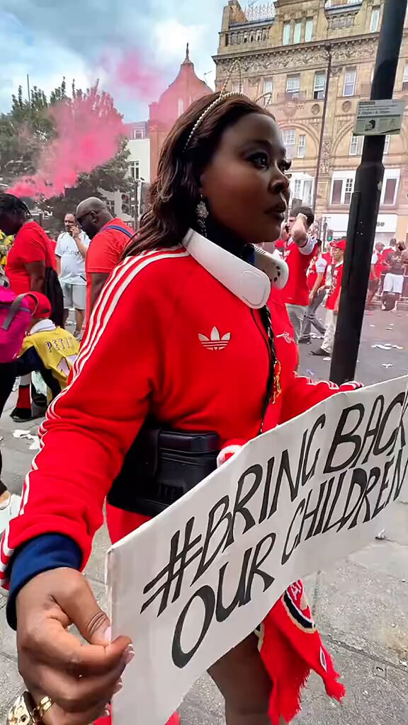 “I am using this opportunity to make a difference and stand with the victims of Oyo state currently suffering in the hands of bandits please share and make a difference”——woman at the Arsenal parade …