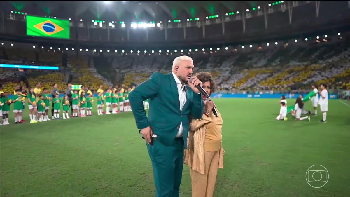 Belo e Alcione cantando o Hino Nacional antes de Brasil x Panamá. 🎥 TV Globo | ge