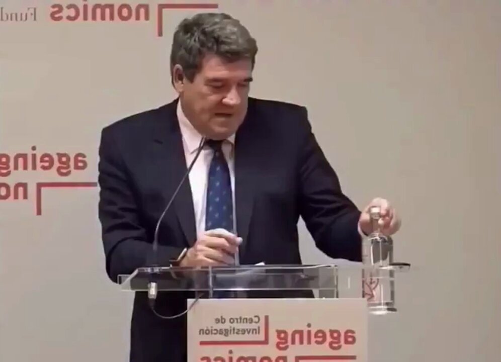 En 2021, José Luis Escrivá derramó accidentalmente agua directamente en el portavasos durante un discurso en directo