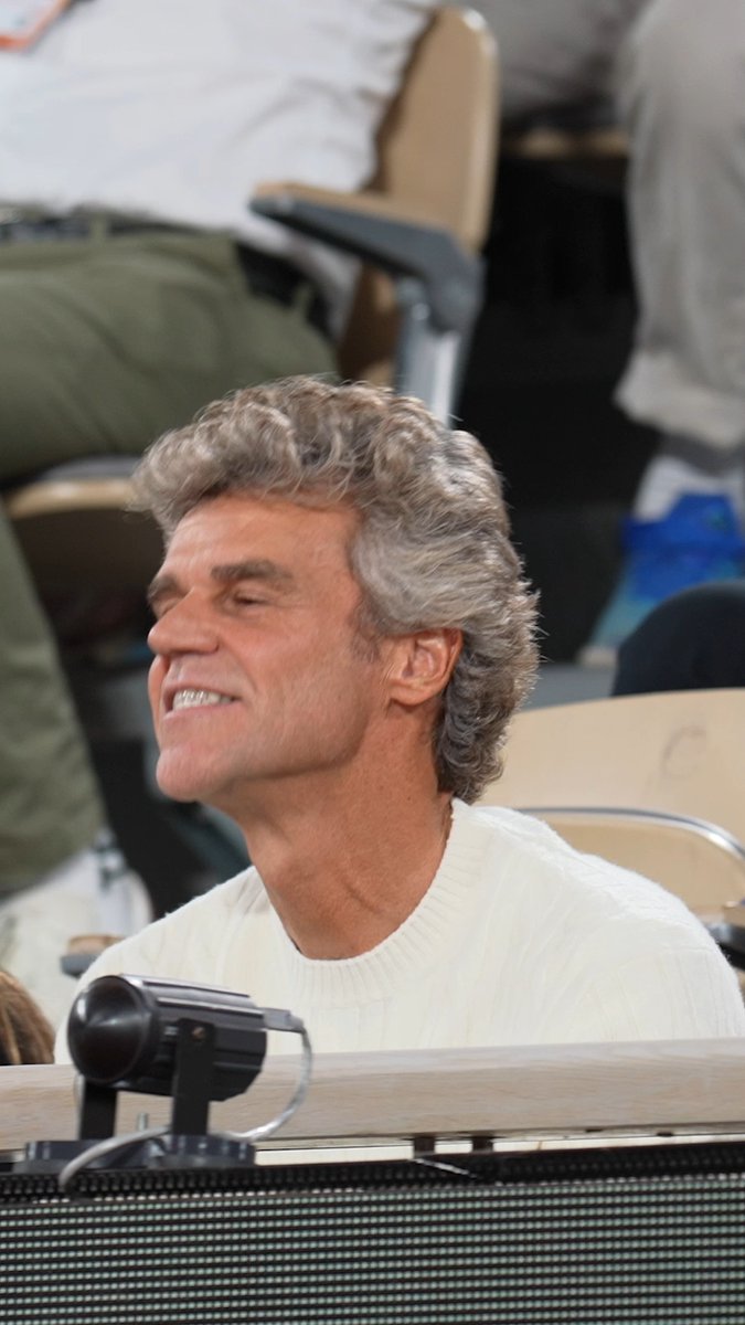 El legendario Gustavo Kuerten, jugando cada punto del Fonseca-Ruud en su cabeza 🙃🇧🇷