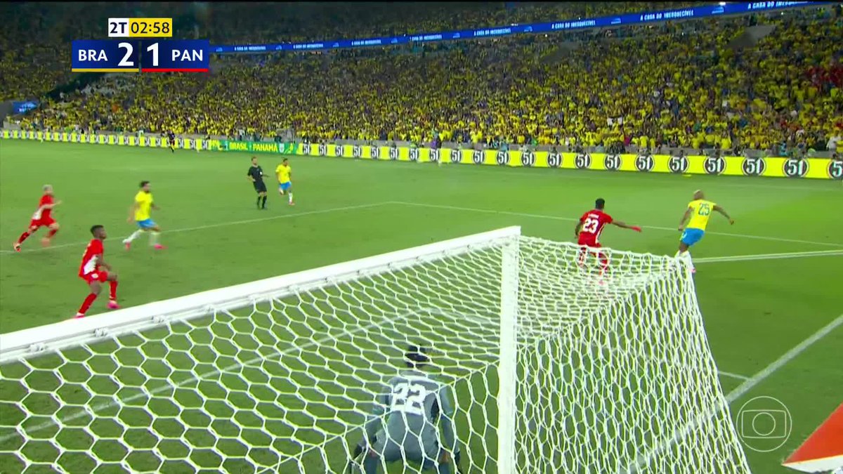 Ederson quase foi encoberto, mas conseguiu evitar o pior. #futebol #selecaobrasileira #brasil #panama #amistoso