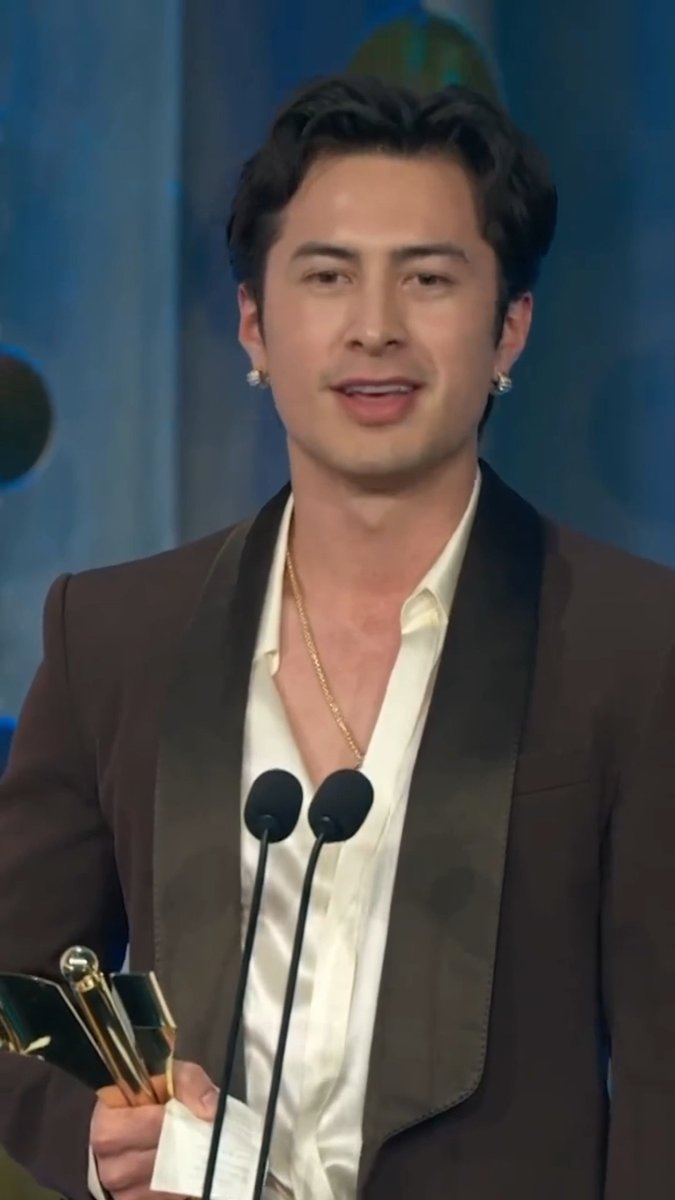 Hudson Williams gave a sweet shout-out to his parents and partner Katelyn Larson as he won his first ever Canadian Screen Award - for Best Lead Performer, Drama Series 🏆 🇨🇦 The B.C.-born actor said he wished he could split the trophy down the middle and share it with his “honorary Canadian” costar Connor Storrie ❤️ 📽️: thecdnacademy #hudsonwilliams #heatedrivalry