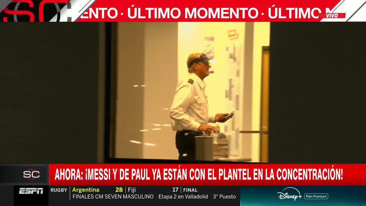 EL HOMBRE: minutos después de aterrizar, el piloto que llevó a Leo Messi a Kansas City estaba tranquilo tomando agua. 📺 #SportsCenter | #DisneyPlus Plan Premium 🏆 #ESPNMundial