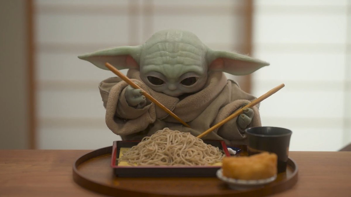 グローグー、お箸はちょっと難しい…❓ どうやって食べようかな💫 🥢グローグーと日本のごはん〖お蕎麦〗 『#スターウォーズ／#マンダロリアンアンドグローグー』大ヒット上映中