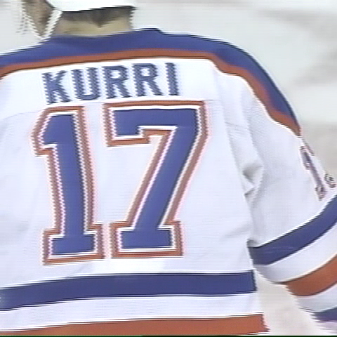 39 vuotta sitten. Stanley Cupin voittomaali. Esa Tikkanen nostaa Doug Crossmanin seinälle, Wayne Gretzky syöttää, Jari Kurri laukoo. Edmontonissa kerrotaan että Jarilta oli suomalaiset Kohot loppu, tuo maila löytyi paikallisen urheiluliikkeen telineestä