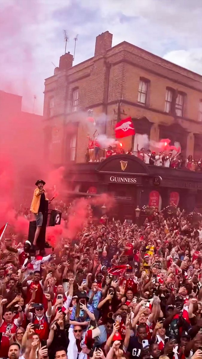 LA PLUS GRANDE PARADE DE L’HISTOIRE DU PAYS 🏴 🤩 Les joueurs d’Arsenal ont paradé devant au moins 1 MILLION DE FANS hier dans les rues de Londres ❤️🤍