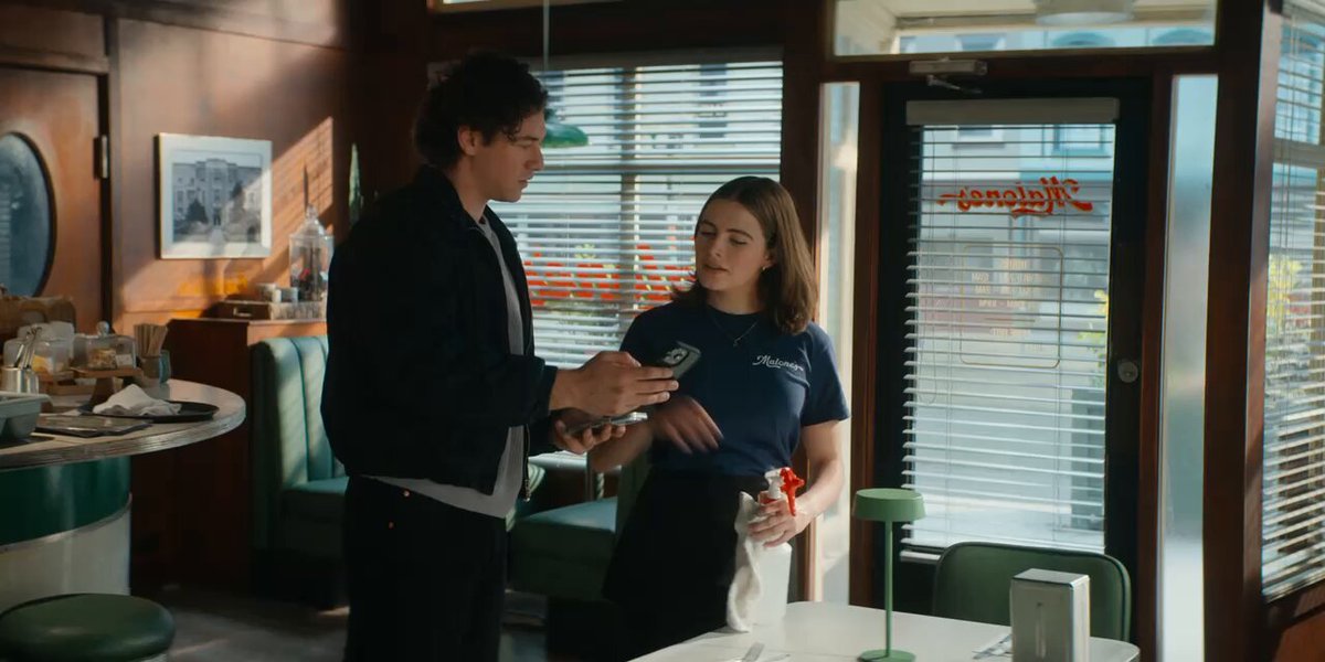 can we talk about the way he just casually started helping her cleaning tables? A GENTLEMAN 🫶🏼