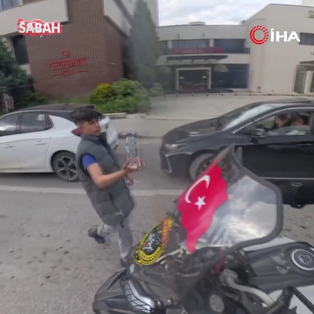 Eskişehir'de trafik ışıklarında su satan çocuk, bir motosikletliye camında Türk bayrağı olduğu için su hediye etmek istedi. "Abi susamışsındır, sen benim bayrağımı taşıyorsun"