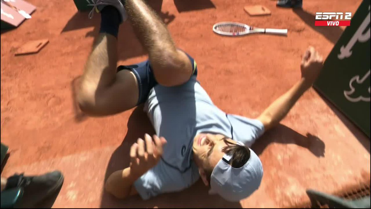 ¡En cámara lenta! Así fue la reacción de Svajda antes de esquivar la silla de la jueza. 📺 Mirá #RolandGarros en el Plan Premium de Disney Plus.