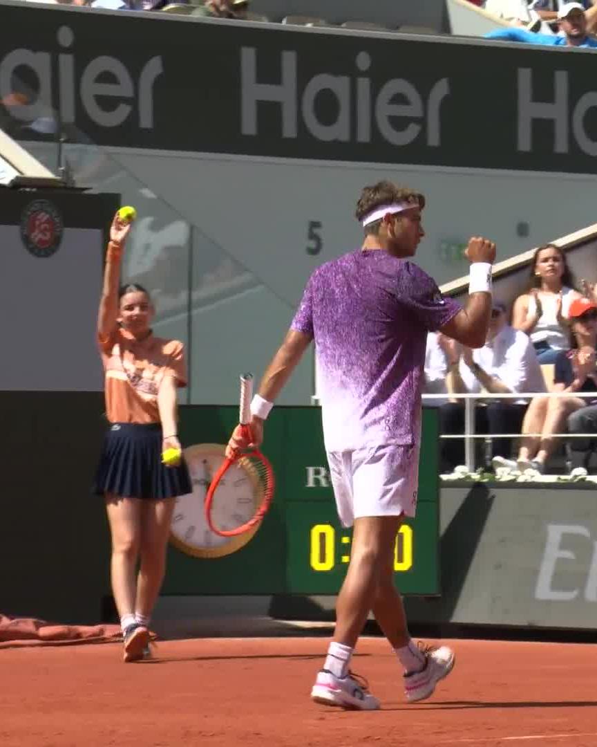 Cobolli is off and running 🏃‍♂️ #RolandGarros