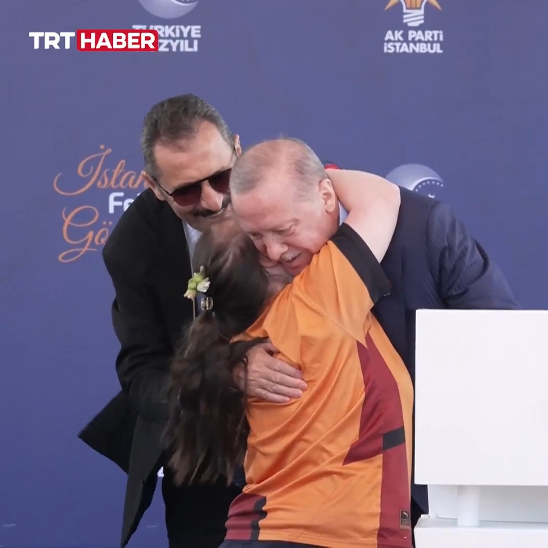 Cumhurbaşkanı Erdoğan’ın konuşması sırasında sahneye çıkan down sendromlu Havva ve annesi yaşadıkları mutluluğu anlattı. 🔹"Cumhurbaşkanımız neredeyse biz oradayız. Havva öyle mutlu oluyor" 🔹"Yüzünü sevmesi, 'Seni çok seviyorum, benim için değerlisin' anlamına geliyor"
