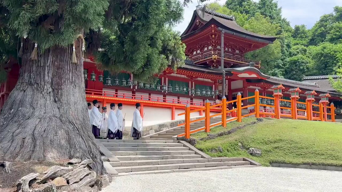 「旬祭」は毎月1・11・21日と斎行され、上旬・中旬・下旬の語源に関わります。宮中三殿においても同じ式日で行われており、当社には平安時代に移されました。900年以上続く国家鎮護の祈りです。 #春日大社 #奈良 #巫女