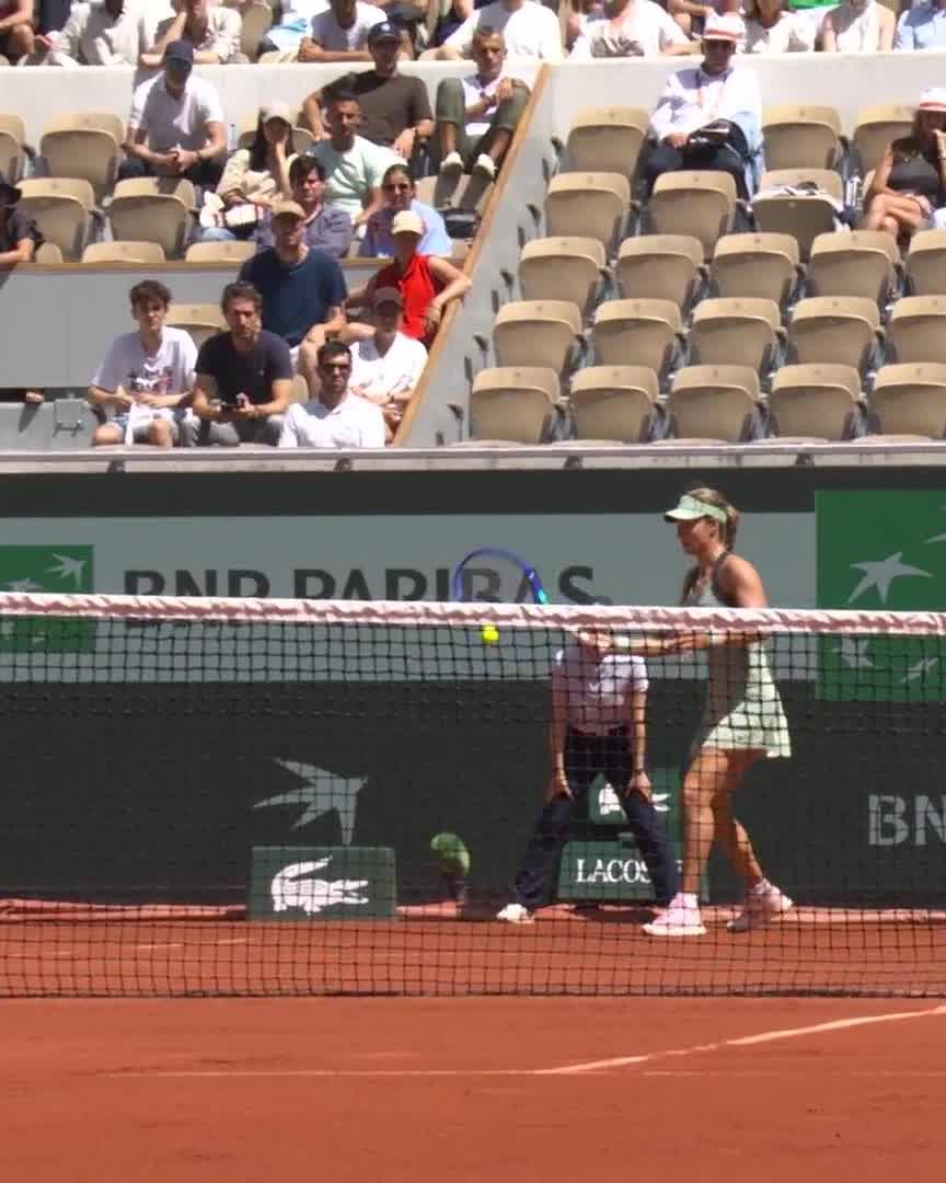 Anna Kalinskaya hits a FLAWLESS drop shot against Potapova at Roland Garros. Relentless hitting followed by perfectly disguised touch. A huge talent. 😮‍💨😮‍💨😮‍💨