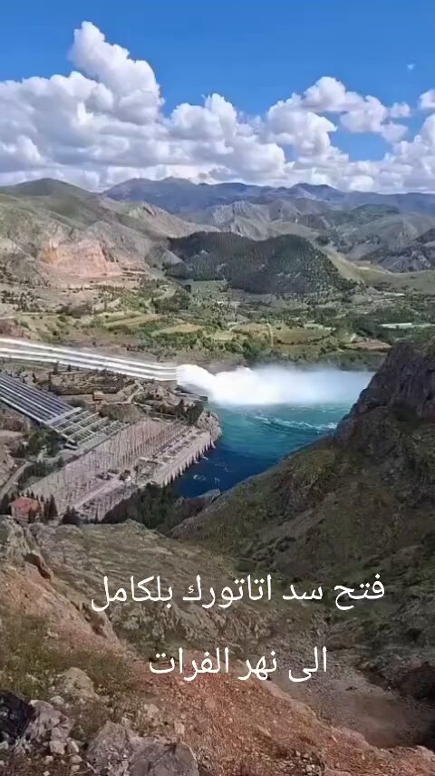 هذا كل مافي الأمر .. .. قصة سدود تركيا مع سوريا مرتبطة أساسًا بنهر الفرات ، وهو نهر ينبع من تركيا ثم يدخل سوريا وبعدها إلى العراق. لذلك فإن أي سد كبير تبنيه تركيا أو أي قرار بزيادة أو خفض تدفق المياه يؤثر مباشرة على الدول الواقعة أسفل النهر. خلال العقود الماضية بنت تركيا سلسلة ضخمة من السدود ضمن مشروع جنوب شرق الأناضول (GAP)، وأشهرها سد أتاتورك، وهو من أكبر السدود في المنطقة ويمنح تركيا قدرة كبيرة على التحكم بتدفق مياه الفرات. سبب الجدل المستمر هو أن سوريا والعراق اشتكتا مرارًا من انخفاض حصص المياه خلال سنوات الجفاف أو عند ملء الخزانات التركية، بينما تقول تركيا إن السدود ضرورية للكهرباء والزراعة وإدارة الفيضانات. أما ما يتداول هذه الأيام عن “فتح السدود”، فهو مرتبط بأمطار غزيرة رفعت مخزون المياه في السدود التركية إلى مستويات مرتفعة، ما دفع السلطات التركية إلى فتح المفيضات لتصريف المياه الزائدة وحماية السدود. هذا أدى إلى ارتفاع كبير في منسوب الفرات وحدوث فيضانات في مناطق من شرق سوريا، خصوصًا في محافظة دير الزور، وأثار مخاوف من امتداد التأثير إلى العراق. وبعبارة مختصرة : المشكلة ليست مجرد “ فتح سد” بل صراع طويل على إدارة مياه الفرات بين دول المنبع والمصب فعندما تُحجز المياه تتضرر الزراعة والكهرباء في سوريا والعراق، وعندما تُطلق بكميات كبيرة قد تحدث فيضانات وأضرار على ضفاف النهر.
