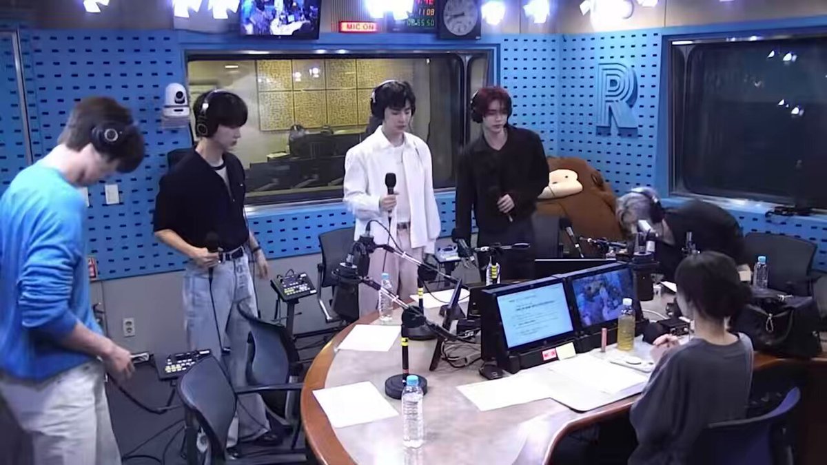 AND2BLE CURIOUS LIVE VOCALS SO GOOD AHH! I LOVE ME A SINGER! THIS IS INSANE!