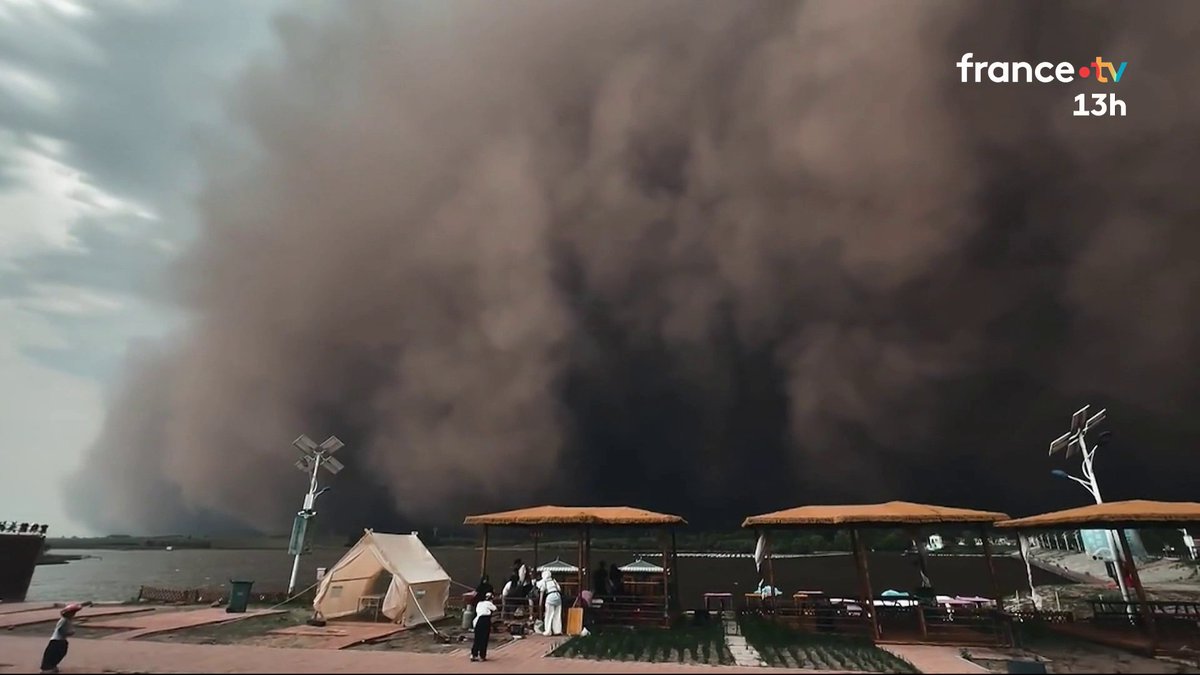 🔴 En Chine, une tempête de sable en provenance des déserts de Mongolie a balayé une partie du nord-est du pays. On compte plusieurs victimes et des immeubles ont vu leurs toits arrachés. #JT13H