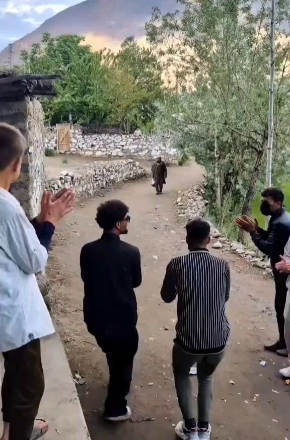 جب ایک نوکری والا دوست باقی بےروزگار دوستوں کے لیے اتنی گرمی میں تربوز 🍉 عُرف ہدوانہ خرید کر لے آئے