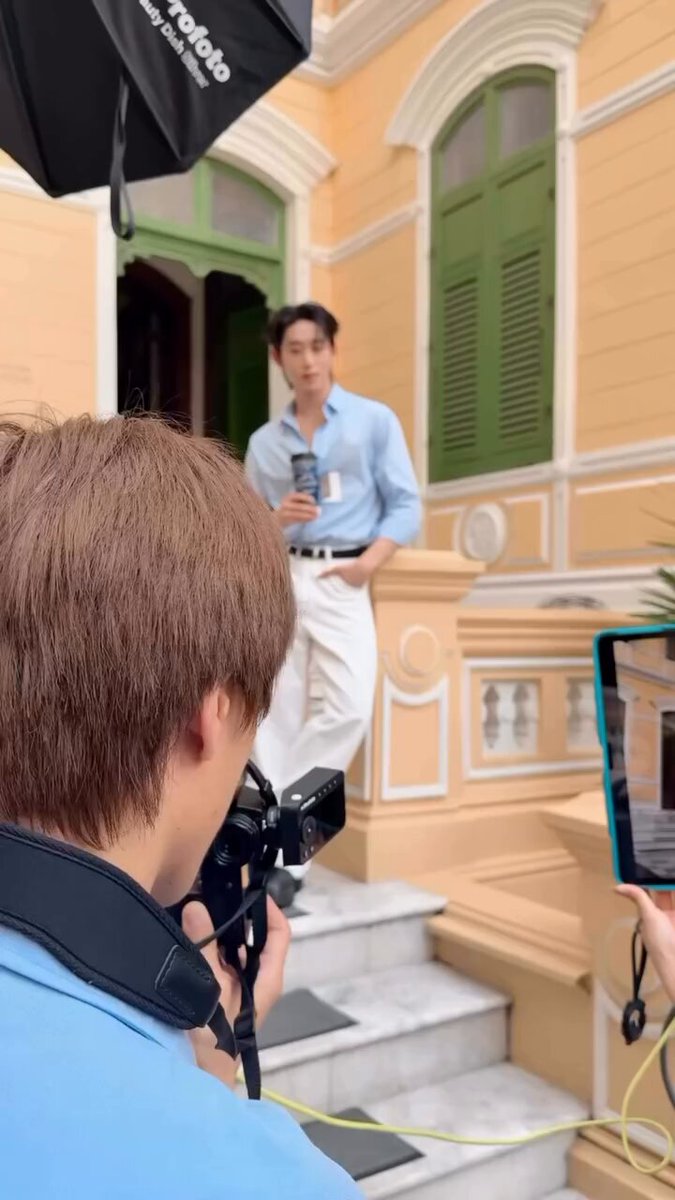 Est in the behind the scenes for Chagee 😳🤍 he looks so soft and handsome, I can’t with him #est_rvp