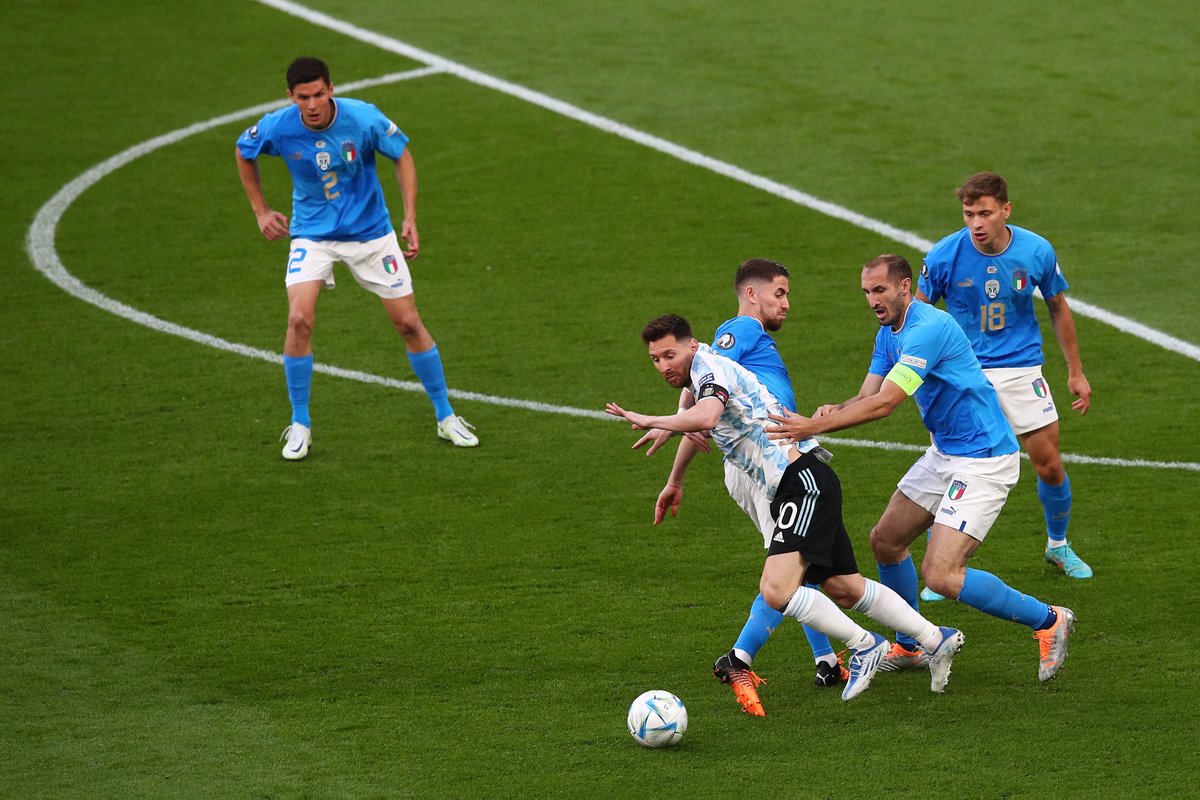 🚨 في مثل هذا اليوم قبل (4) سنوات 🚨 🏆 نهائي الفيناليسما في ويمبلي 🏆 🇦🇷 الأرجنتين 3-0 إيطاليا 🇮🇹 مستوى تاريخي من أبطال العالم مستوى تاريخي من الأسطورة ليونيل ميسي 😰💙